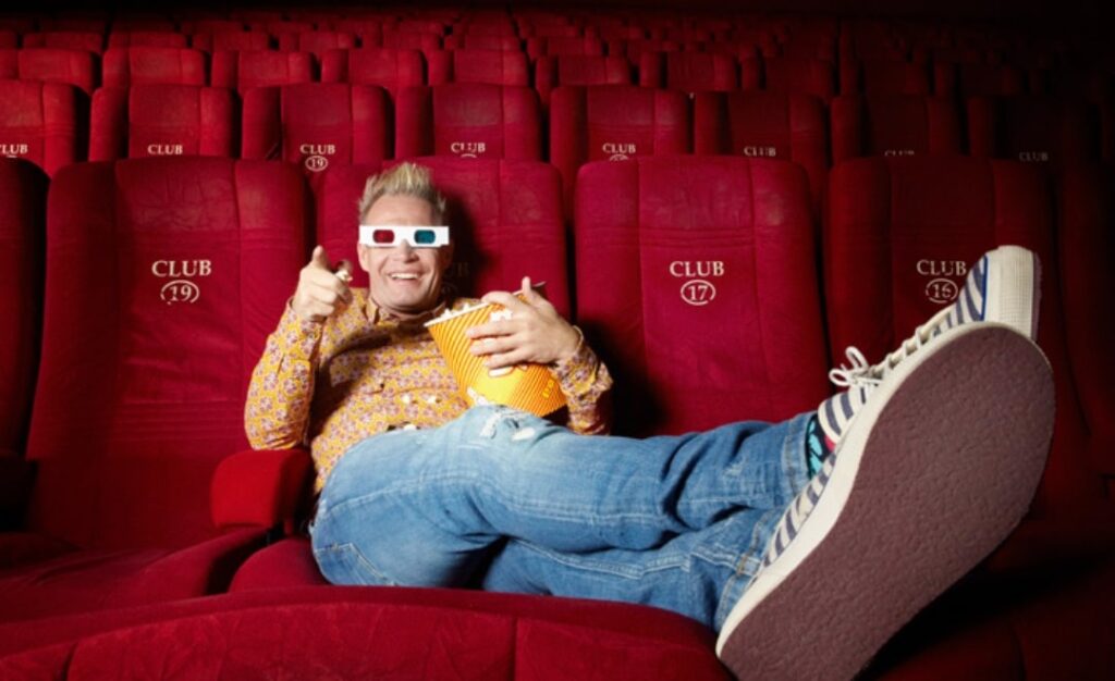 Peter Löhmann im Kino mit Popcorn